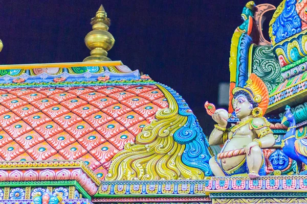 マリアマン寺院 Uma デビ寺院とも呼ばれ シーロム バンコク タイで公共のヒンズー教の寺院でインドの神々 の彫刻のカラフルな夜景 それワット Khaek シーロムとして知られています — ストック写真