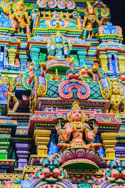 Wgląd Nocy Kolorowe Indyjskich Bogów Rzeźby Sri Maha Mariamman Temple — Zdjęcie stockowe