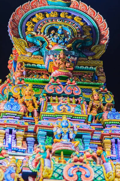 Kleurrijke Nacht Zicht Indiase Goden Beeldhouwkunst Aan Sri Maha Mariamman — Stockfoto