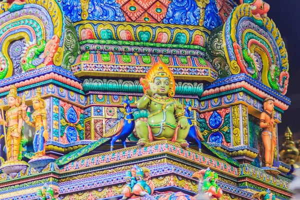 マリアマン寺院 Uma デビ寺院とも呼ばれ シーロム バンコク タイで公共のヒンズー教の寺院でインドの神々 の彫刻のカラフルな夜景 それワット Khaek シーロムとして知られています — ストック写真