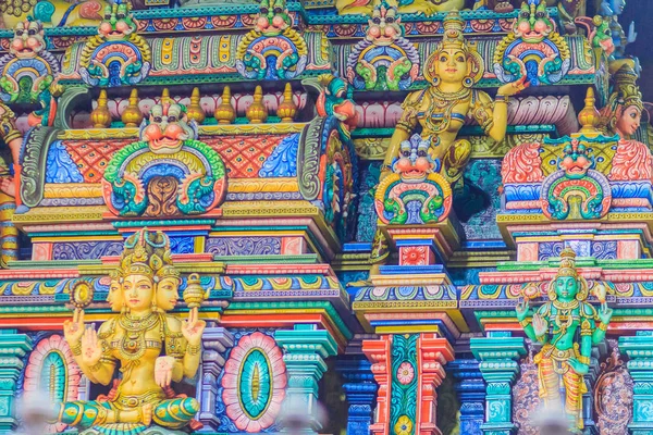 五颜六色的夜景印度神雕塑在斯里玛哈马里亚曼寺 也被称为玛哈乌玛德维寺 公共印度寺庙在西隆 它被称为 Wat Khaek Silom — 图库照片