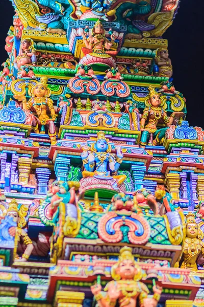 Colorida Vista Nocturna Escultura Dioses Indios Templo Sri Maha Mariamman — Foto de Stock