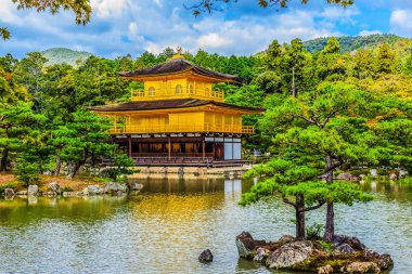 Resmen Rokuon-ji (geyik Bahçe Tapınağı), Kyoto, Japonya için bir Zen Budist Tapınağı adlı Kinkaku-ji (Altın Köşk Tapınağı), güzel mimarisi. Kinkakuji Tapınağı mavi bulutlu gökyüzü gün altında