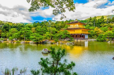 Resmen Rokuon-ji (geyik Bahçe Tapınağı), Kyoto, Japonya için bir Zen Budist Tapınağı adlı Kinkaku-ji (Altın Köşk Tapınağı), güzel mimarisi. Kinkakuji Tapınağı mavi bulutlu gökyüzü gün altında