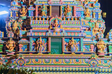Renkli gece görünümü Hint Tanrıları heykel Sri Maha Mariamman Tapınağı, olarak da bilinen Maha Uma Devi Tapınağı, Silom, Bangkok, Tayland, Thailand genel hindu tapınağı'nda. Wat Khaek Silom bilinen.