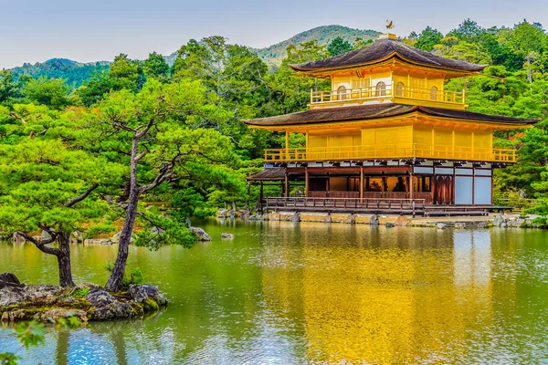 金阁寺 金阁寺 的美丽建筑 正式命名为六宫寺 鹿园寺 是日本京都的禅宗寺庙 蓝色多云天空下的金阁寺 — 图库照片