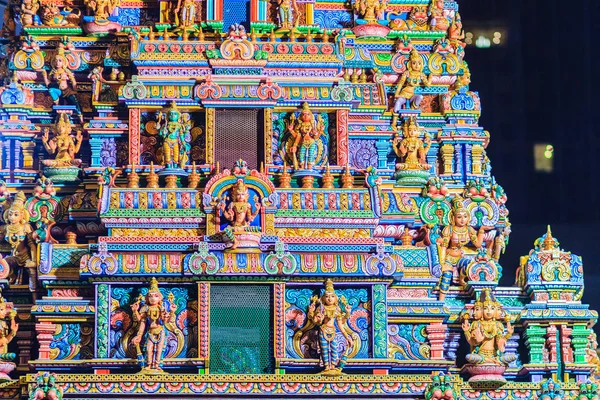 Wgląd Nocy Kolorowe Indyjskich Bogów Rzeźby Sri Maha Mariamman Temple — Zdjęcie stockowe