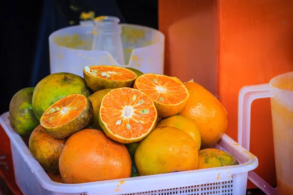 Organiczne Pomarańcze Plasterki Pomarańczy Jar Wyciskacz Przygotowane Produkcji Soku Pomarańczowego — Zdjęcie stockowe