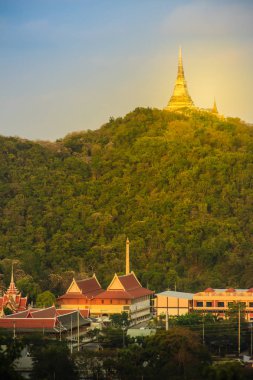 Pagoda Phra Nakhon Khiri Historical Park (Khao Wang), Petchaburi, Tayland, Thailand, tepenin üstüne. 