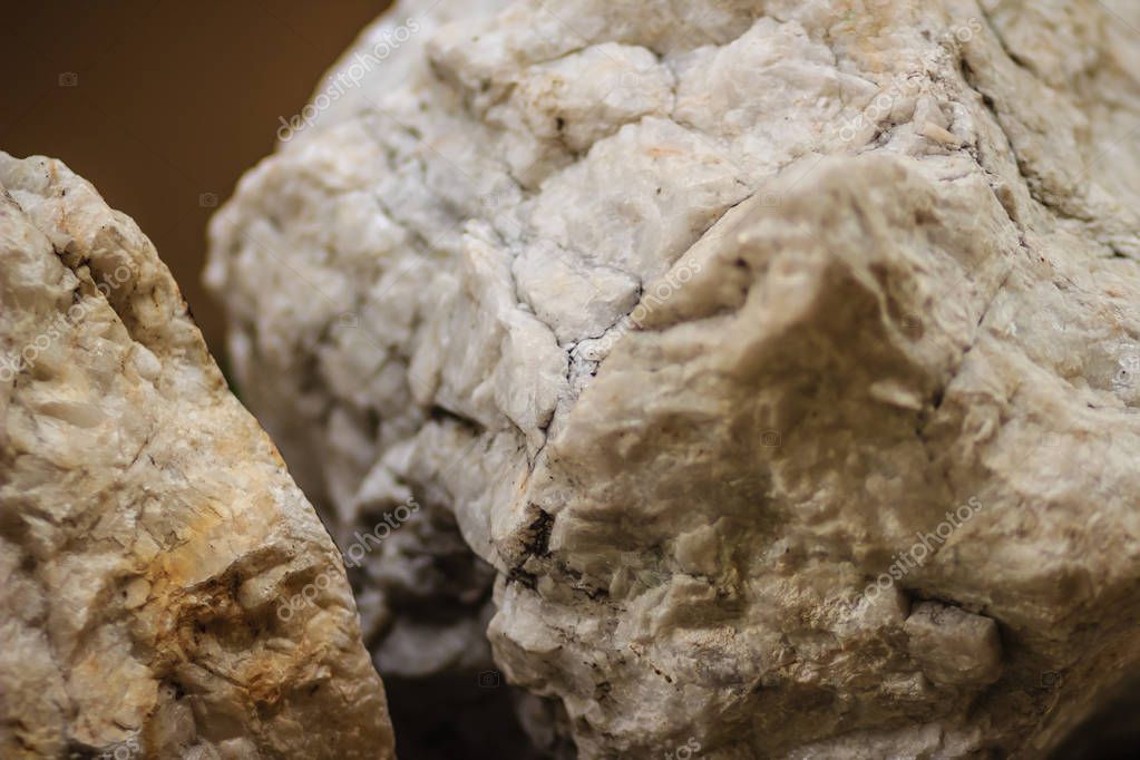 Espécimen crudo de piedra de barita de la minería y la cantera. Baryte ...