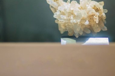 Kuvars Prizmatik alışkanlık taş numune--dan madencilik ve Sanayi taş ocağından taş çıkarma. Kuvars takı ve sert taş oymalar yapımında yaygın olarak kullanılan silikon ve oksijen atomları oluşan bir mineraldir