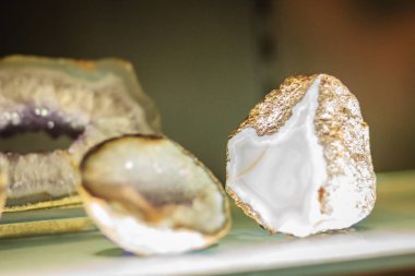 Kuvars Jeod alışkanlık kaya örneği madencilik ve Sanayi taş ocağından taş çıkarma. Jeot belirli tortul ve volkanik kayalarda, aslında içi boş meydana jeolojik ikincil yapılar vardır.