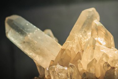 Kuvars Prizmatik alışkanlık taş numune--dan madencilik ve Sanayi taş ocağından taş çıkarma. Kuvars takı ve sert taş oymalar yapımında yaygın olarak kullanılan silikon ve oksijen atomları oluşan bir mineraldir