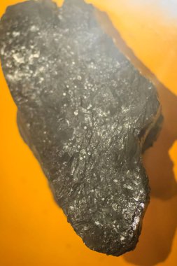 Pennsylvania'daki Kömür Madencilik ve Sanayi taş ocağından taş çıkarma örnek. Pennsylvania'daki kömür ya da siyah kömür olduğunu bitüm denilen bir tarlike madde içeren bir nispeten yumuşak kömür.