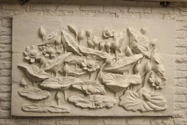 Güzel Beyaz Lotus Sıva Sınır Duvara Desenli Beyaz Duvar Kısma — Stok fotoğraf