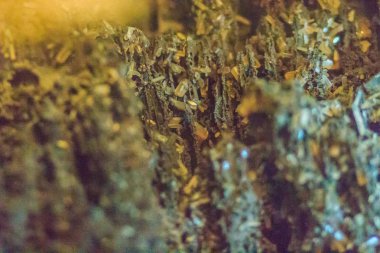 Geothite ve kanatlı alışkanlık taş numune olarak hematit barit kristal. Barit Baryum sülfat oluşan bir mineraldir ve Baryum ana kaynağıdır.