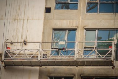 Askıya alınmış beşik için dış Merhaba artış binanın yapımında çalışmak. Gondol lifti veya sahne İskele gökdelen binanın dış onarım çalışmaları için.