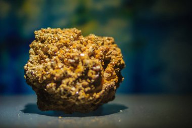 Ham numune Wulfenite taş madencilik ve Sanayi taş ocağından taş çıkarma. Wulfenite bir kurşun fluorid Pbmoo4 formülüyle mineraldir.