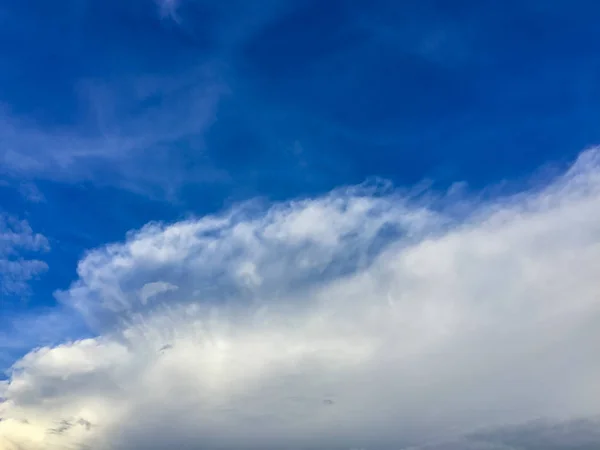 Утреннем Фоне Голубого Неба Редкие Облака Пушистые Облака Голубом Фоне — стоковое фото