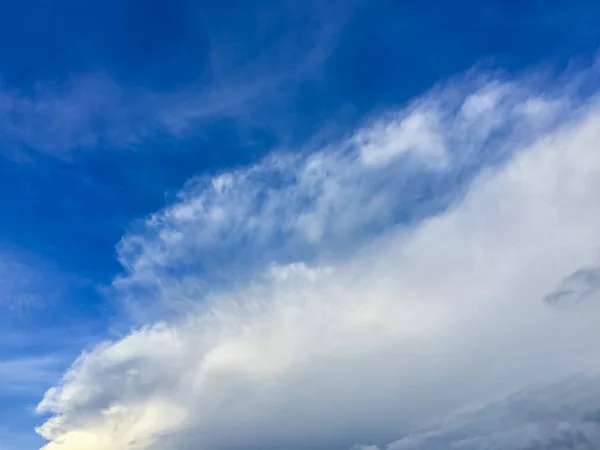 Утреннем Фоне Голубого Неба Редкие Облака Пушистые Облака Голубом Фоне — стоковое фото