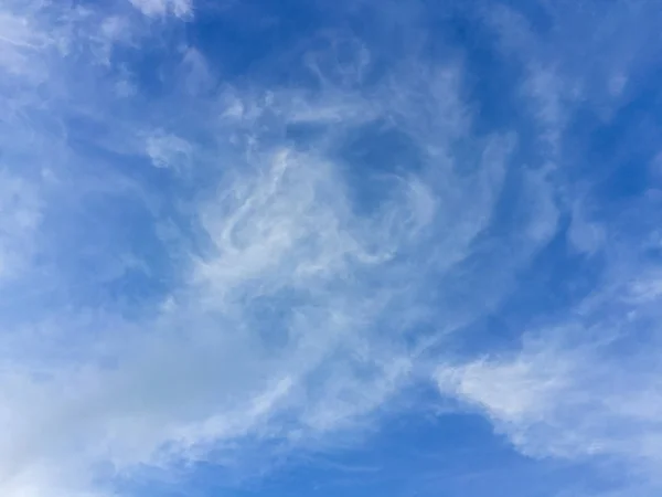 青い空を背景にまばらな雲 青い空を背景にふわふわの雲 小さな雲と夏の背景の青い空 — ストック写真
