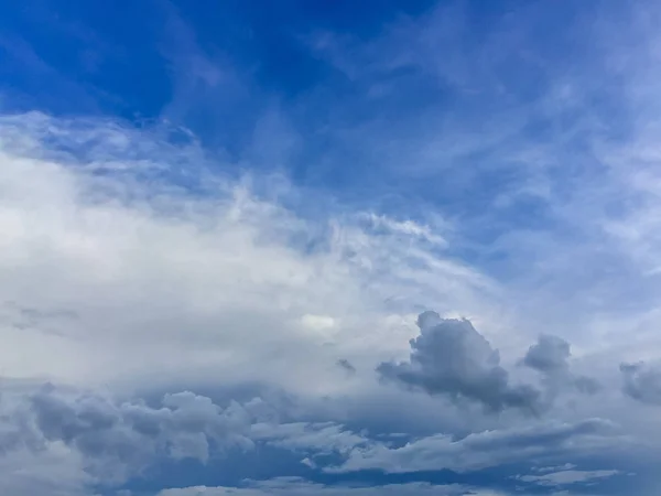 稀疏的云朵在蓝天早晨背景 蓬松的云朵在蓝天晚上的背景 蓝色天空在夏天背景与微小的云彩 — 图库照片