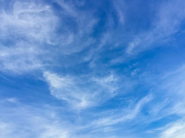 Nuvens Esparsas Céu Azul Fundo Manhã Nuvens Fofas Céu Azul — Fotografia de Stock