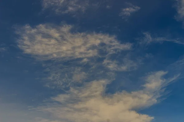 Tramonto Con Soffice Cielo Blu Nel Tardo Pomeriggio Cielo Blu — Foto Stock