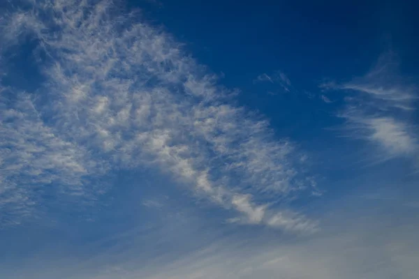 Nuvens Esparsas Céu Azul Fundo Manhã Nuvens Fofas Céu Azul — Fotografia de Stock