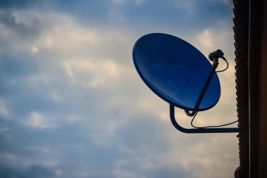 Telekomünikasyon Tv Anteni alıcısı karşı bulutlar ve mavi gökyüzü ile sabah mavi.