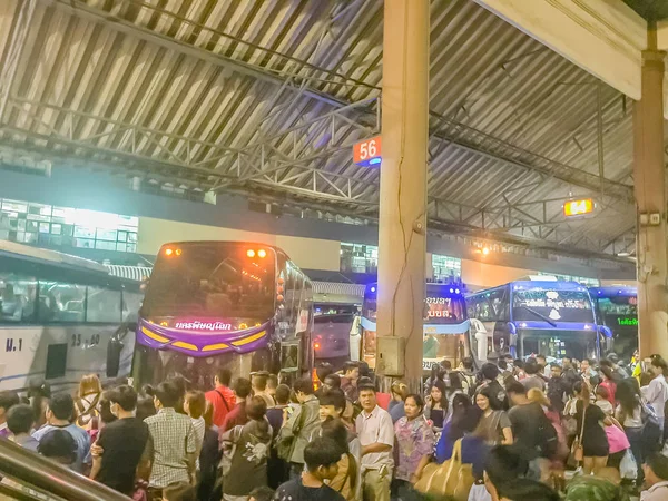 Bangkok Thailand Juli 2017 Menigten Van Mensen Wachten Voor Bussen — Stockfoto