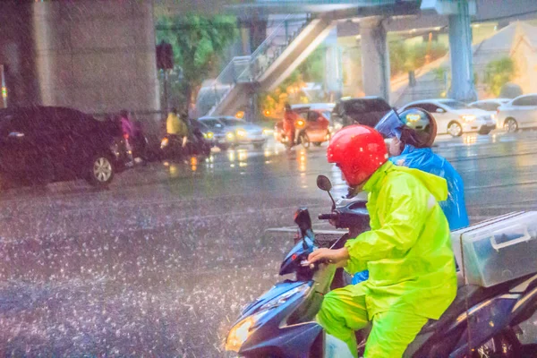 Bangkok Thailand Juli 2017 Menschen Tragen Helm Und Regenjacke Und — Stockfoto