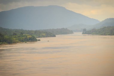 Güzel manzaralı Mun nehir ağzı, nerede Mun ve Mekong Khong Chiam bölgesinde, en doğudaki bölge Ubon Ratchathani Tayland il katılın nokta yakın sınır köyü.
