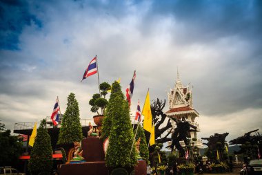 Güzel Çan Kulesi ve Tay bayrakları ile beyaz bulutlar ve mavi gökyüzü arka plan Wat Tham Khuha Sawan, Khong Chiam, Ubon Ratchathani, Thailand.