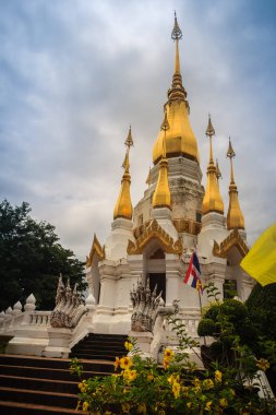 Beyaz bulutlar ve mavi gökyüzü arka plan ile güzel golden pagoda 