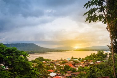 Güzel manzaralı Mun nehir ağzı, nerede Mun ve Mekong Khong Chiam bölgesinde, en doğudaki bölge Ubon Ratchathani Tayland il katılın nokta yakın sınır köyü.