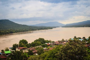 Güzel manzaralı Mun nehir ağzı, nerede Mun ve Mekong Khong Chiam bölgesinde, en doğudaki bölge Ubon Ratchathani Tayland il katılın nokta yakın sınır köyü.