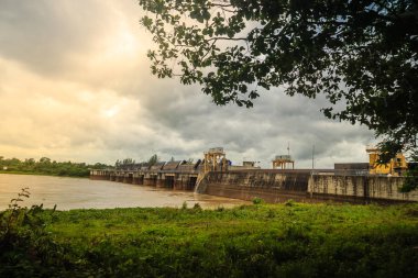 Pak Mun Barajı, baraj baraj ve Çalıştır Nehri hidroelektrik tesileri Mun Nehri Eyaleti Ubon Ratchathani, Tayland. Bu Dünya Bankası'ndan desteklenen ve 1994 yılında tamamlandı.