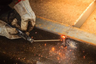 Kaynakçı aşınma koruyucu el eldiven elektrot tutarak ve kaynak metal ve sparks. Kaynak bir üretim veya malzeme, genellikle metal veya termoplastik katıldı heykel süreç olduğunu.