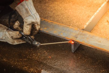 Kaynakçı aşınma koruyucu el eldiven elektrot tutarak ve kaynak metal ve sparks. Kaynak bir üretim veya malzeme, genellikle metal veya termoplastik katıldı heykel süreç olduğunu.