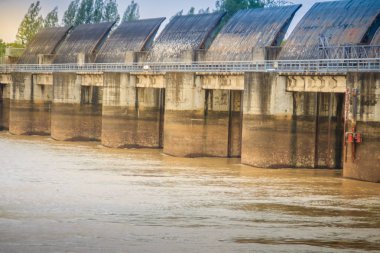 Pak Mun Barajı, baraj baraj ve Çalıştır Nehri hidroelektrik tesileri Mun Nehri Eyaleti Ubon Ratchathani, Tayland. Bu Dünya Bankası'ndan desteklenen ve 1994 yılında tamamlandı.