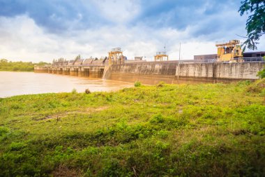 Pak Mun Barajı, baraj baraj ve Çalıştır Nehri hidroelektrik tesileri Mun Nehri Eyaleti Ubon Ratchathani, Tayland. Bu Dünya Bankası'ndan desteklenen ve 1994 yılında tamamlandı.