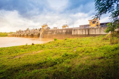 Pak Mun Barajı, baraj baraj ve Çalıştır Nehri hidroelektrik tesileri Mun Nehri Eyaleti Ubon Ratchathani, Tayland. Bu Dünya Bankası'ndan desteklenen ve 1994 yılında tamamlandı.
