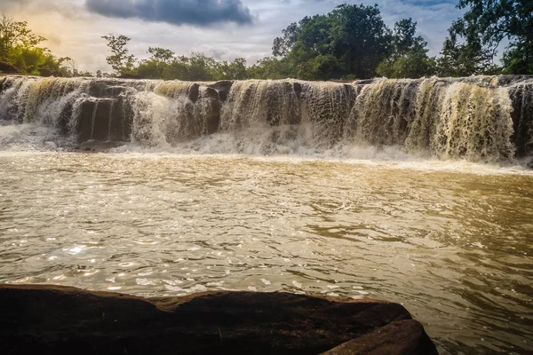 Egzotik küçük şelale yüzme için Ubon Ratchathani, Tayland 
