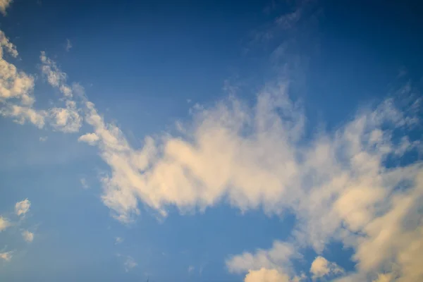 Mavi Gökyüzü Ile Öğleden Sonra Beyaz Bulutlar Büyük Mavi Gökyüzü — Stok fotoğraf