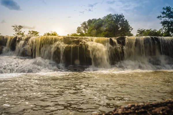 Egzotik küçük şelale yüzme için Ubon Ratchathani, Tayland 