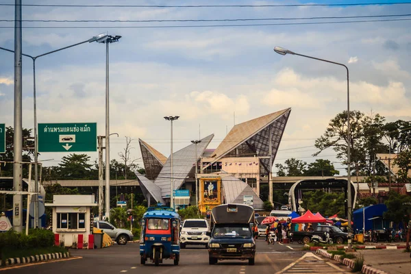 Ubon Ratchathani Thailand Juli 2017 Menschen Und Fahrzeuge Vor Dem — Stockfoto