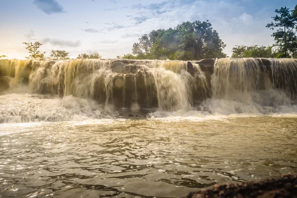 Egzotik küçük şelale yüzme için Ubon Ratchathani, Tayland 