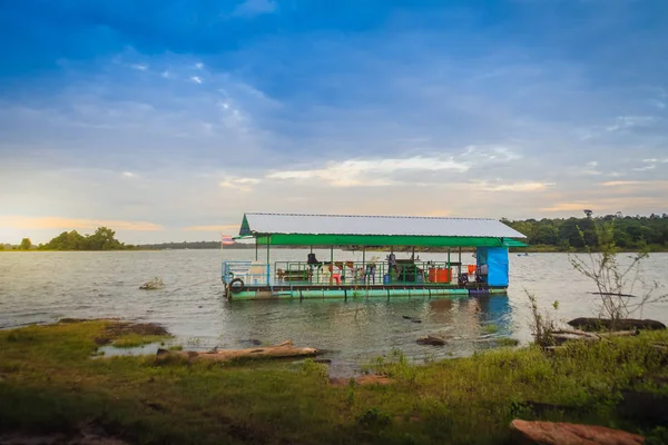 Lago Azul Pacífico Con Hierba Verde Fondo Azul Cielo Hermoso —  Fotos de Stock