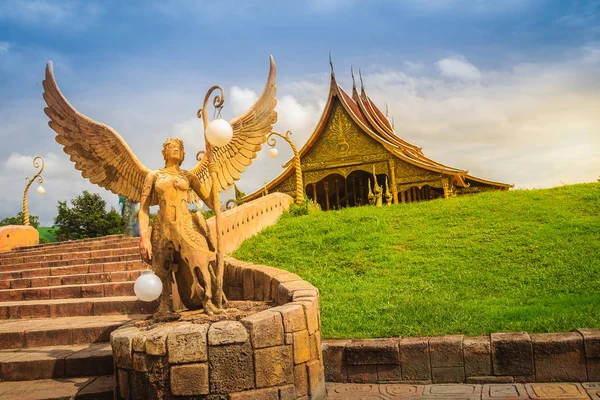 Ubon Ratchathani Thailand Juli 2017 Ängel Staty Holding Sfär Lampor — Stockfoto